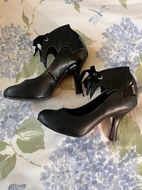Bat wing vintage style heels